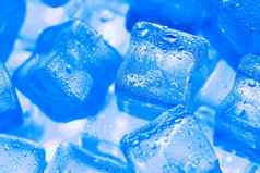 冰多维数据集水滴分散蓝色的背景前视图