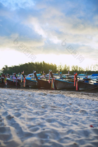 船故事拍摄传统的木船休息海滩泰国