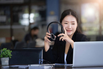 概念采取打破工作会计女公司员工业务老板耳机听音乐缓解压力乏力工作