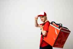 年轻的快递热袋颜色背景空间文本食物交付服务交付的家伙红色的t恤统一的工作快递持有红色的热食物背包服务概念