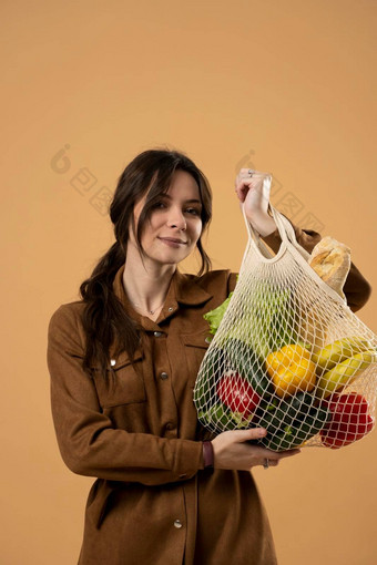 女人显示可重用的网购物袋完整的新鲜的食品杂货浪费生态环境友好的包帆布亚麻面料保存自然概念