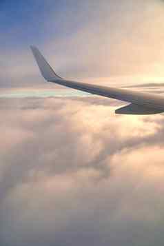 飞行旅行视图飞机翼日落飞机云天空
