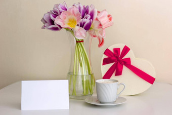 花束开放粉红色的紫色的郁金香礼物盒子形状心空卡