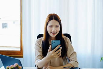 闲谈，聊天社会距离科技沟通亚洲女公司员工智能手机移动视频会议调用的同事们会议坐着首页