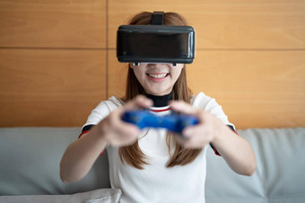 关闭快乐情感亚洲女人玩视频游戏控制器摘要背景健美的虚拟眼镜