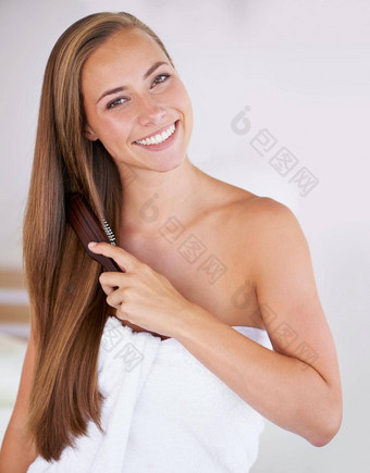 闪闪发光的锁华丽的浅黑肤色的女人女人<strong>刷牙健康</strong>的长头发