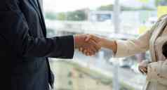 业务亚洲协议成功的谈判概念商人西装摇手客户客户端正式的沟通合同交易成功