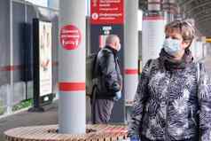 俄罗斯莫斯科站世纪挑战集团机车女人医疗面具站布顿记分板背景男人。医疗面具社会距离帖子检疫俄罗斯疫情冠状病毒