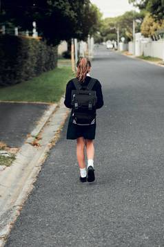 教育路径旅行未来后视镜拍摄年轻的女学生走学校