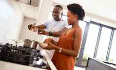 爱食物拍摄年轻的夫妇厨房使食物首页