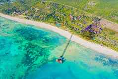 美丽的加勒比海滩多米尼加共和国空中摘要视图热带田园夏天景观清晰的透明的蓝色的海水木红色的码头