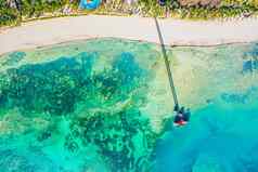 空中视图马尔代夫岛奢侈品水别墅度假胜地木码头美丽的天空海洋环礁湖海滩背景夏天假期假期旅行概念天堂空中景观帕诺