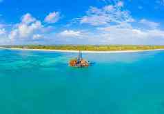 空中视图马尔代夫岛奢侈品水别墅度假胜地木码头美丽的天空海洋环礁湖海滩背景夏天假期假期旅行概念天堂空中景观全景