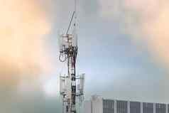 电信塔建筑天线广播卫星波兰灰色的天空沟通技术电信行业移动电信网络电信行业