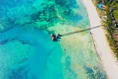 空中视图马尔代夫岛奢侈品水别墅度假胜地木码头美丽的天空海洋环礁湖海滩背景夏天假期假期旅行概念天堂空中景观帕诺