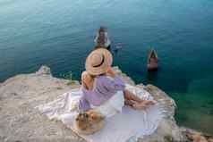 街照片美丽的女人黑暗头发白色短裤紫色的毛衣野餐山俯瞰海