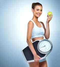 饮食生活方式肖像重视健康的年轻的女人摆姿势苹果规模工作室