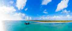 空中视图马尔代夫岛奢侈品水别墅度假胜地木码头美丽的天空海洋环礁湖海滩背景夏天假期假期旅行概念天堂空中景观全景