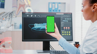 女人工作<strong>牙医</strong>绿色屏幕智能手机