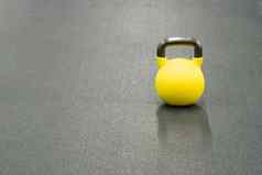 黄色的壶铃重量背景锻炼锻炼体育运动重金属单铁艰难的文本色彩斑斓的健身物理哑铃黑色的新鲜的黑色的背景对象