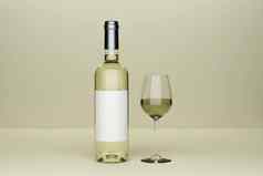 瓶白色酒标签玻璃杯状实景照片风格清晰的绿色背景现实主义插图