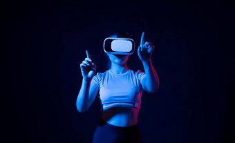 现代架构师虚拟现实眼镜工作场所女人工作护目镜霓虹灯光设计师工作工作室