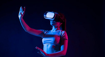 现代架构师虚拟现实眼镜工作场所触摸虚拟世界女人工作护目镜霓虹灯光设计师工作工作室