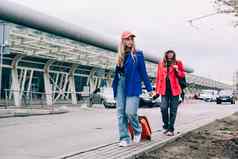 快乐女孩走机场行李空气旅行夏天假期