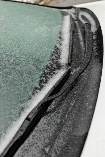 <strong>冻结</strong>雨创建层冰外套乘客车辆关闭挡风玻璃