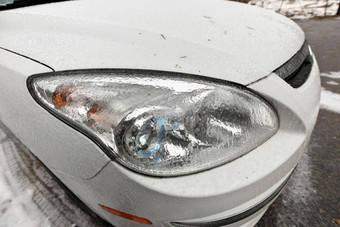冻结雨创建层冰外套乘客车辆关闭头灯