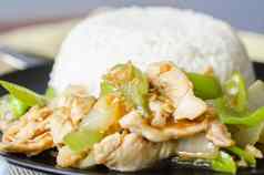 鸡搅拌炸绿色辣椒蒸大米黑色的菜泰国食物