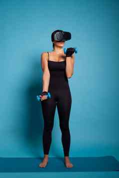 活跃的人穿虚拟现实耳机培训手臂肌肉