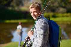 钓鱼拍摄年轻的男孩钓鱼旅行