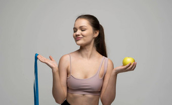 浅黑肤色的女人有吸引力的女人体育运动穿微笑相机持有蓝色的测量磁带苹果健康护理健康的营养完美的苗条的身体