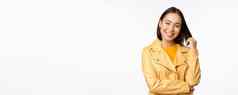 肖像亚洲女人黄色的夹克微笑快乐站白色背景