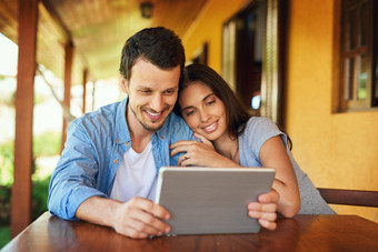 浏览时间成键时间拍摄年轻的夫妇数字平板电脑在户外