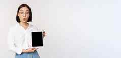 热情的亚洲女人办公室工人眼镜显示数字平板电脑屏幕展示信息小工具显示站白色背景