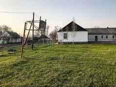 学校建筑被遗弃的篮球法院村velika戈尔巴沙日托米尔地区乌克兰