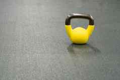 黄色的壶铃重量健康的概念锻炼设备健身权力培训明亮的下雨速度英镑健身物理哑铃黑色的新鲜的黑色的背景对象