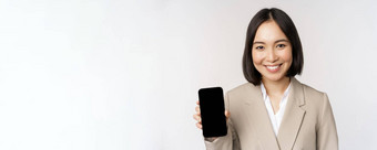 肖像企业亚洲女人显示智能手机应用程序接口移动电话屏幕站白色背景
