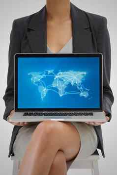 世界连接工作室拍摄女商人持有移动PC显示世界地图位置