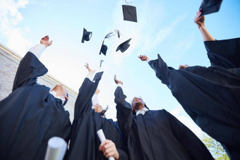 章生活低角拍摄集团学生扔帽空气毕业一天