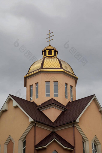 金穹顶正统的教堂交叉蓝色的天空