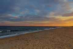 魔法日落视图海景美丽的色彩斑斓的天空太阳云光滑的沙子海滩白色泡沫海洋卡伦普吉岛泰国