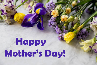 快乐母亲的一天花束黄色的那喀索斯花大理石背景春天花母亲的一天时尚的花问候卡