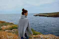 女人自然岩石海岸景观海洋女放松