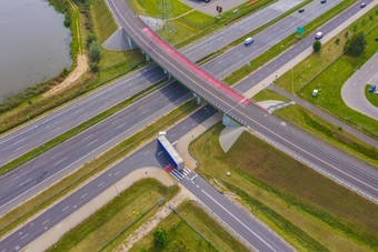 卡车物流空中卡车运动高速公路十字路口路字段视图无人机