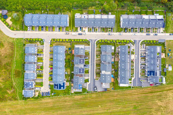 空中视图无人机社区游泳池内部森林城市城市规划区域首页街道对齐
