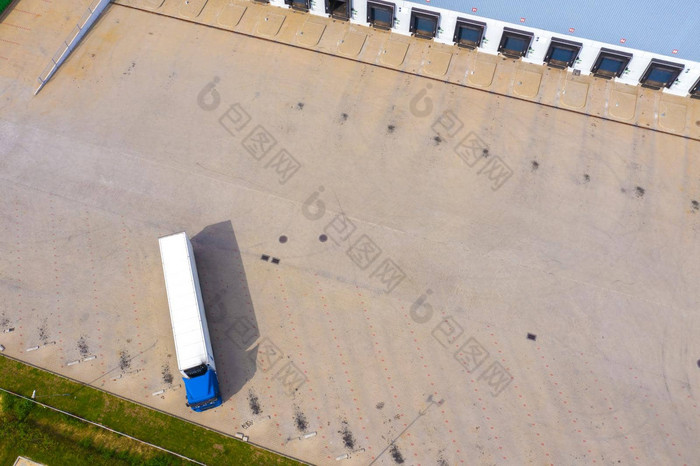 空中视图货物仓库物流中心工业城市区空中视图卡车加载物流中心