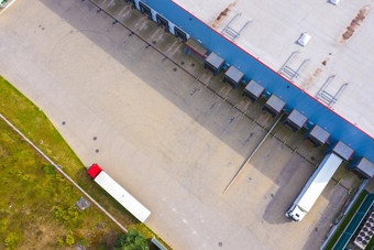 空中无人机视图集团大现代工业仓库工厂建筑郊区城市区域物流运输货物终端